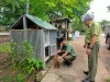 Hạt Kiểm lâm Đồng Phú tiếp nhận Cu li nhỏ từ người dân để thả về rừng tự nhiên.