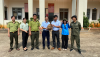 Hai thầy giáo trên địa bàn huyện Lộc Ninh bàn giao cá thể Tê tê Java quý hiếm cho cơ quan chức năng để tái thả về rừng tự nhiên.