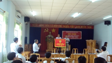 Ông Đỗ Thành Lai, UV Ban thường Vụ LĐLĐ tỉnh trao cờ thi đua xuất sắc cho Công đoàn cơ sở Chi cục Chăn nuôi – Thú y