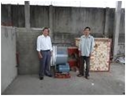 Giám đốc TTKN Lâm Đồng (áo trắng) kiểm tra mô hình lò sấy cà phê quả 7 tấn/mẻ tại xã Đinh Trang Hòa – Di Linh