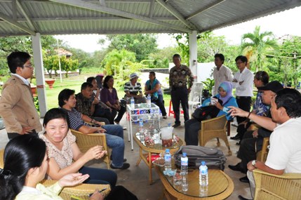 Đoàn tham quan trao đổi, chia sẻ kinh nghiệm với chủ nhiệm khu Thiên Nhơn
