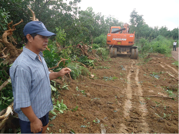 Ông Lê Văn Ngọc, ngụ ấp Suối Cam đã hiến 0,1 ha đất cùng 165 cây trồng các loại để làm đường