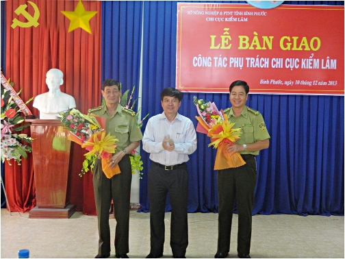 Ông Nguyễn Văn Tới, GĐ Sở NN & PTNT tặng hoa tại buổi lễ Bàn giao công tác Phụ trách Chi cục Kiểm lâm