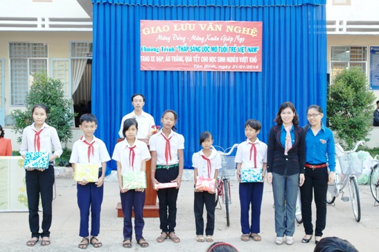 Đại diện BCH Chi đoàn tặng 6 bộ quần áo đồng phục học sinh cho các em học sinh