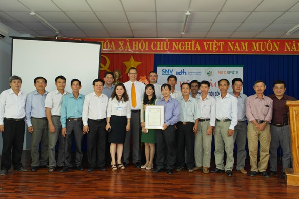 Ông Nguyễn Văn Hòa, Phó cục trưởng Cục trồng trọt - Bộ Nông nghiệp và phát triển nông thôn trao giấy chứng nhận Rainforest Alliance cho Công ty Nedspice Việt Nam