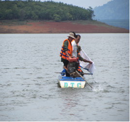 Ngư dân giúp Trung tâm Thủy sản thả cá vào hồ chứa