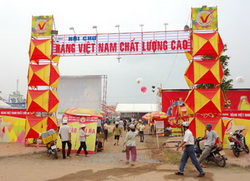 Hội chợ hàng Việt về làng quê