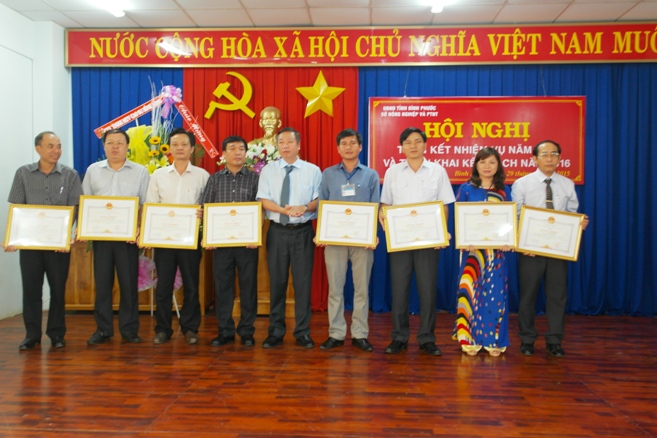 Ông Huỳnh Anh Minh-Phó Chủ tịch tỉnh tặng thưởng Bằng khen của UBND tỉnh cho các cá nhân có nhiều đóng góp trong công tác năm 2015 của ngành Nông nghiệp và PTNT
