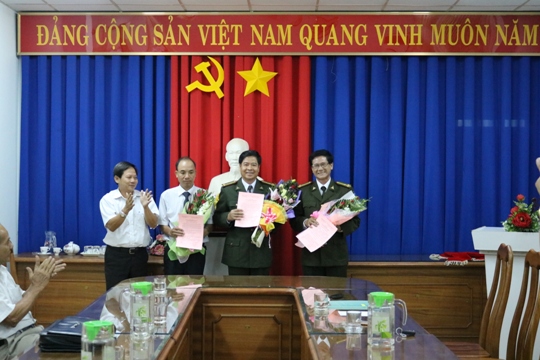 Giám đốc Sở Trần Văn Lộc trao các quyết định bổ nhiệm
