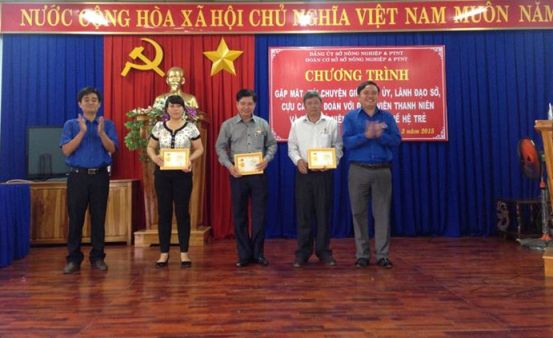 Trao tặng kỉ niệm chương "Vì thế hệ trẻ" cho các đồng chí của cấp ủy Đảng, lãnh đạo Sở Nông nghiệp & PTNT và cựu cán bộ đoàn